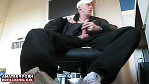 Prollking xxl jerks off in sneakers and socks 😏