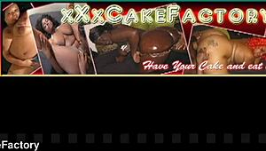 Watch Saralee Show Big Tits And Ass!