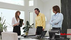 कठोर मिल्फ बॉस से हिसाब चुकाने वाला थ्रीसम सेक्स