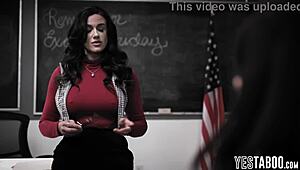 arab milf fingers herself to strong orgasm