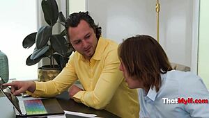 कठोर मिल्फ बॉस से हिसाब चुकाने वाला थ्रीसम सेक्स