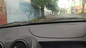 eu to fazendo uber e a mulher do vizinho deu um boquete delicioso no carro pra mim