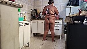 Madrasta Gets Covered in Cum in Kitchen at Home 😲