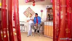 जर्मन सौतेली बेटी गुप्त रूप से अपने पिता को रेट्रो स्टाइल में चोदते हुए फिल्म करती है