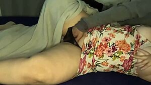 ओह वाऊ, सिंक में पिसिंग क्लोजअप फेटिश के साथ!