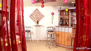 जर्मन सौतेली बेटी गुप्त रूप से अपने पिता को रेट्रो स्टाइल में चोदते हुए फिल्म करती है