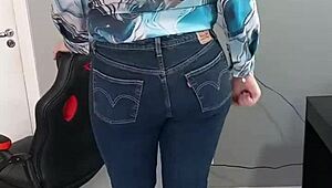 लड़की सेक्सी बिकिनी पहने, टैन लाइन्स और शॉर्ट्स के साथ