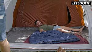 रशियन बेब इवी रेन्स फॉरेस्ट में वाइल्ड एनल करती है