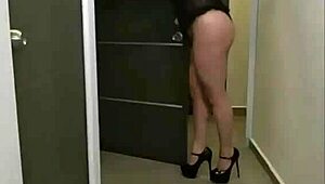 हेय, ये हॉट चिक्स इनोसेंट गाय को सेड्यूस करते देखना चाहते हो?