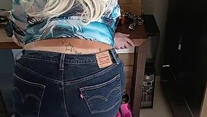 लड़की सेक्सी बिकिनी पहने, टैन लाइन्स और शॉर्ट्स के साथ