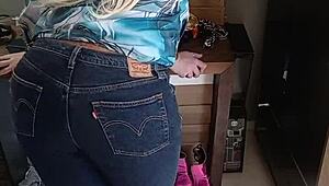 लड़की सेक्सी बिकिनी पहने, टैन लाइन्स और शॉर्ट्स के साथ