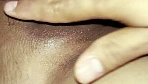 मैं फ्रिडा की हॉट लैटिना चूत को फिंगर और टीज करता हूं