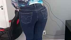 लड़की सेक्सी बिकिनी पहने, टैन लाइन्स और शॉर्ट्स के साथ