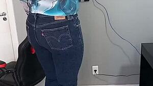 लड़की सेक्सी बिकिनी पहने, टैन लाइन्स और शॉर्ट्स के साथ