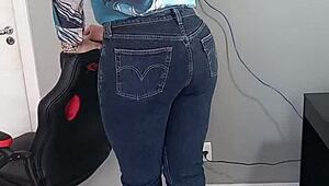 लड़की सेक्सी बिकिनी पहने, टैन लाइन्स और शॉर्ट्स के साथ