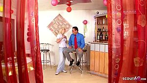 जर्मन सौतेली बेटी गुप्त रूप से अपने पिता को रेट्रो स्टाइल में चोदते हुए फिल्म करती है