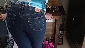 लड़की सेक्सी बिकिनी पहने, टैन लाइन्स और शॉर्ट्स के साथ