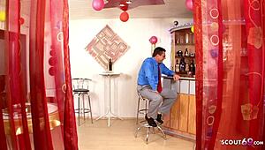 जर्मन सौतेली बेटी गुप्त रूप से अपने पिता को रेट्रो स्टाइल में चोदते हुए फिल्म करती है