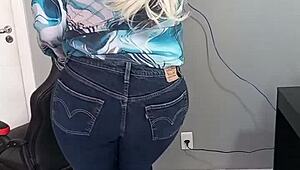 लड़की सेक्सी बिकिनी पहने, टैन लाइन्स और शॉर्ट्स के साथ