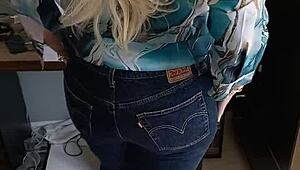 लड़की सेक्सी बिकिनी पहने, टैन लाइन्स और शॉर्ट्स के साथ