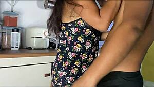 किचन में अकेले सौतेली कजिन को जोर से चोद रहा हूँ