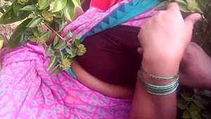 इंडियन ब्यूटी आंटी हॉट वीडियो में बूब्स शो करती है