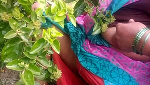 इंडियन ब्यूटी आंटी हॉट वीडियो में बूब्स शो करती है