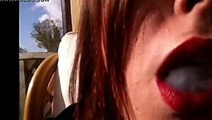 सेक्सी बीबीडब्ल्यू टीना स्नूआ डबल इनहेल के साथ कॉर्क सिगरेट पीती है