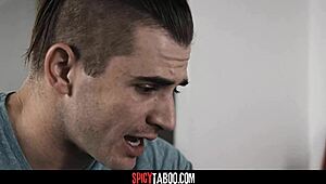 हॉर्नी स्टीपमॉम स्टीपसन से अपनी टाइट चूत इम्प्रेग्नेट करवाने के लिए बेग करती है