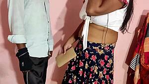 देसी चब्बी भाभी होटल में बॉस से हार्ड स्लैम्ड!