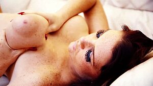 महिलाओं की इंटिमेसी आर्टवर्क जिसमें वे टीज करती हैं और मजा करती हैं