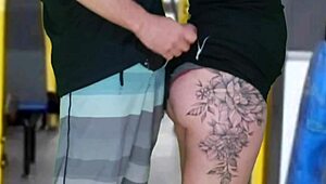 बस में बूढ़ा creep ब्रूनेट को छूता है और झड़ता है