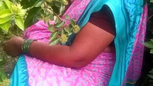 इंडियन ब्यूटी आंटी हॉट वीडियो में बूब्स शो करती है