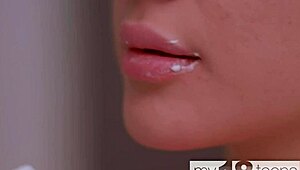 स्किनी ब्रूनेट 18+ लड़की सोफे पर क्रीम के साथ अपनी टाइट चूत को फक करती है