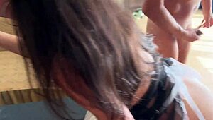 स्लट्टी मेड गैंगबैंग में पकड़ी गई बॉस और फ्रेंड्स के साथ। दो लंड उसकी चूत को स्ट्रेच करते हैं जबकि एक मुँह को गैग करता है!