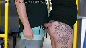 बस में बूढ़ा creep ब्रूनेट को छूता है और झड़ता है