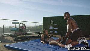 मैं हुक हो गई, जिम पर जियाना उसके ह्यूज बीबीसी को स्वॉलो कर रही है।