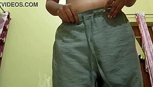 यार, यह डिल्डो मेरी टाइट 18 साल की चूत में डालना इतना मजेदार लगता है