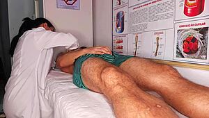 किंकी नर्स के सामने सीधे हार्ड हो गया