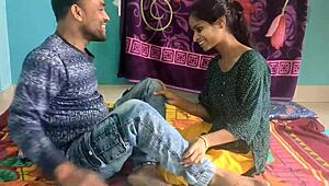 देसी बॉयफ्रेंड दोनों हॉट गर्लफ्रेंड्स को घर पर बांग करता है