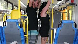 बस में बूढ़ा creep ब्रूनेट को छूता है और झड़ता है