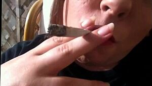 सेक्सी बीबीडब्ल्यू टीना स्नूआ डबल इनहेल के साथ कॉर्क सिगरेट पीती है