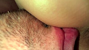 स्पोर्टी स्वेटपैंट्स में चर्मिंग वर्जिन रोजाना स्टेपब्रदर्स को टीज करती है