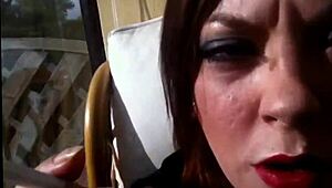 सेक्सी बीबीडब्ल्यू टीना स्नूआ डबल इनहेल के साथ कॉर्क सिगरेट पीती है