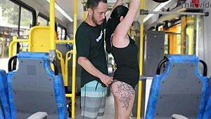 बस में बूढ़ा creep ब्रूनेट को छूता है और झड़ता है