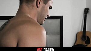 हॉर्नी स्टीपमॉम स्टीपसन से अपनी टाइट चूत इम्प्रेग्नेट करवाने के लिए बेग करती है