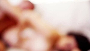 महिलाओं की इंटिमेसी आर्टवर्क जिसमें वे टीज करती हैं और मजा करती हैं