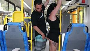 बस में बूढ़ा creep ब्रूनेट को छूता है और झड़ता है