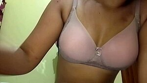 यार, यह डिल्डो मेरी टाइट 18 साल की चूत में डालना इतना मजेदार लगता है