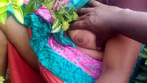 इंडियन ब्यूटी आंटी हॉट वीडियो में बूब्स शो करती है